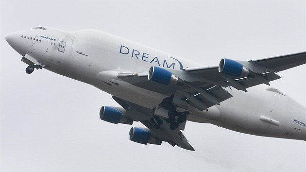 Boeing 747 Dreamlifter zvldl vzltnout i z malho letit, kter nemlo dostaten dlouhou a irokou ranvej. 