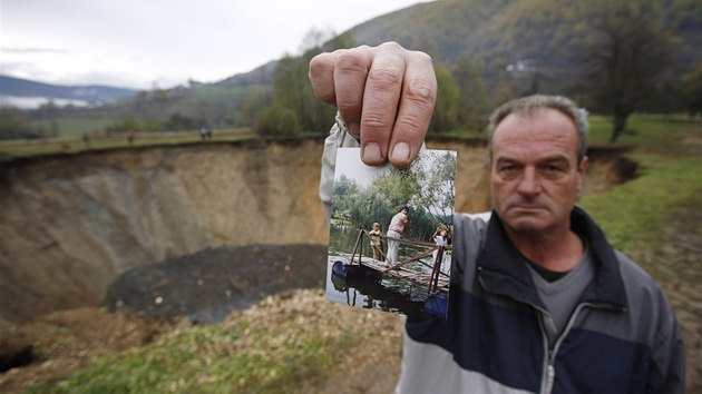 V bosensk vesnici Sanica zmizel rybnk. Fuad ernal ukazuje na fotografii, jak msto vypadalo jet ped pr tdny. 