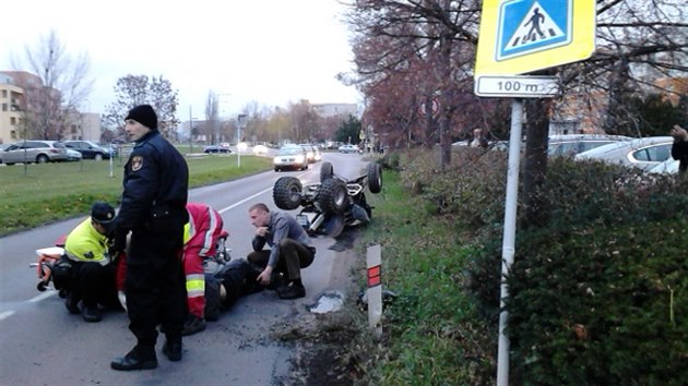 idi tykolky pekroil rychlost na menm seku na Moravskm Pedmst v Hradci Krlov, pak opodl havaroval (23.11.2013).