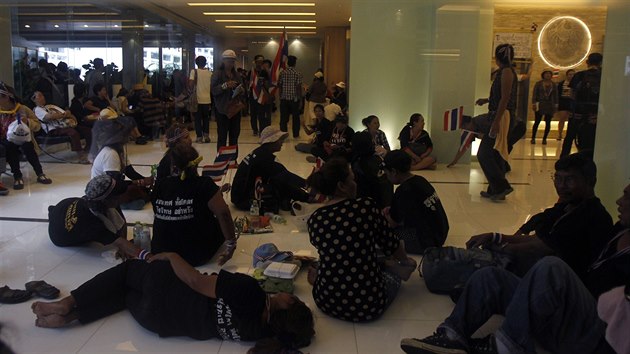 Protivldn demonstranti odpovaj v budov thajskho ministerstva financ, kam asi tiscovka z nich bhem protest vnikla (Bangkok, 25. listopadu 2013).