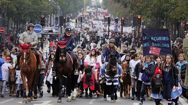 Jezdci projeli Paříží na protest zvýšení DPH (Paříž, 24. listopadu 2013)-