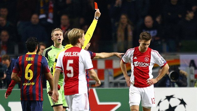 VYLOUEN A PENALTA. esk sud Pavel Krlovec ukazuje ervenou kartu Joelu Veltmanovi z Ajaxu. Z nsledn penalty snil barcelonsk Xavi na 1:2.