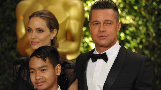 Angelina Jolie, Brad Pitt a jejich syn Maddox (16. listopadu 2013)