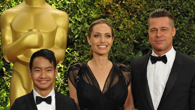 Angelina Jolie, Brad Pitt a jejich syn Maddox (16. listopadu 2013)