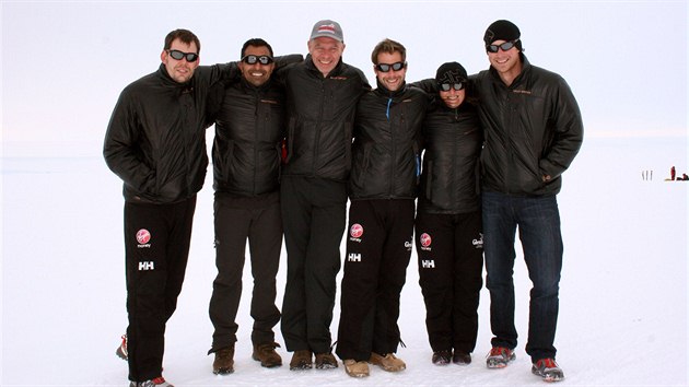 Princ Harry (vpravo) a jeho britský tým na Antarktidě (22. listopadu 2013)