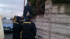 Náměstkyně hejtmana ústeckého kraje Jana Vaňhová s policisty u svého domu, kde vrah zastřelil jejího partnera Romana Housku. (19. listopadu 2013)