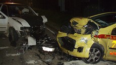 Po srá�ce. Osobní auta byla po nehod� v Ostrav�-Krásném Poli zcela zni�ená.