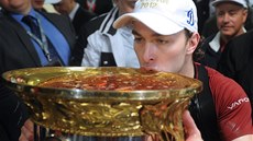 OPILEC A RVÁ�. Takhle ruský hokejista Michail Anisin v roce 2012 upíjel z
