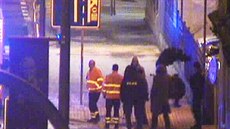Policisté zachránili mue z hoícího domu na Praze 6 (25.11.2013)