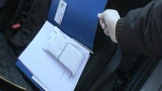 Policie mue zadrela pímo pi pedání penz, pl milionu korun bylo v obálce.
