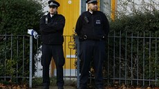 Policisté hlídkují ped jedním z dom v londýnské tvrti Lambeth, odkud se...