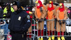 Diváci oble�ení v kostýmech krocan� p�ihlí�ejí pr�vodu v New Yorku. Ope�enc� s...