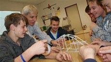 áci si pi Technohrátkách v Letohrad vyzkoueli i stavbu mostu z brek.