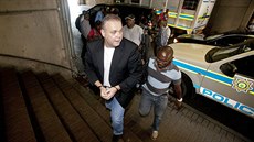 Jihoafričtí policisté eskortují Radovana Krejčíře k soudu v Pretorii. (16....