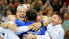 DOKÁZALI JSME TO. Čeští tenisté obhájili triumf v Davisově poháru.