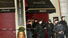 Stráníci hlídající vchod do baru Monarch, kde byl zastelen Václav Koka