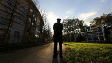 Britský policista stojí u domu v jiholondýnském Lambethu, kde man�elský pár