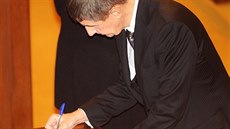 Andrej Babi� p�i podpisu poslaneckého slibu.