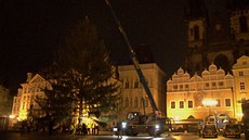 Váno�ní strom na Starom�stském nám�stí je vysoký 20 metr�. Dal�í dva metry je