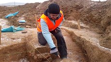 Archeologové a stavba �elezni�ního tunelu u Plzn�