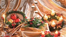 Adventní svícen si m��ete vybrat tradi�ní , tedy zelený ozdobený v�nec se...