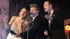 Taylor Swiftová, Jon Bon Jovi a princ William zazpívali Livin' on a Prayer.