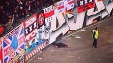 Na zápase Ligy mistr� mezi Ajaxem Amsterdam a Barcelonou spadl z tribuny...