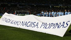 Hráči Manchesteru City nastoupili s transparentem, na němž podpořili oběti...