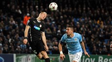 Plzeňský záložník Daniel Kolář se snaží vyzrát na obranu Manchesteru City,...