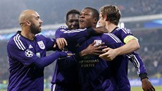 Fotbalisté Anderlechtu se radují z gólu. Uprosted autor branky Chancel Mbemba.