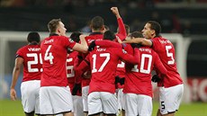 Fotbalisté Manchesteru United se radují z gólu.