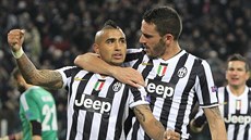 Fotbalisté Juventusu Turín se radují ze vsteleného gólu. Vlevo autor branky...