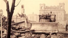 Demolice bloku dom v sadech Ptaticátník - rok 1967.