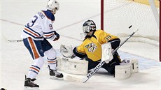 Nashvillský gólman Marek Mazanec práv dostává gól od edmontonského útoníka...