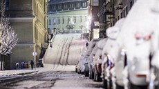 Pohled na zasnené centrum Olomouce po plnoci z pondlí na úterý 26.