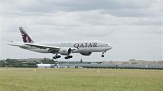 Letadlo Boeing 777-200 LR spole�nosti Qatar Airways p�istává v Pa�í�i