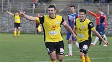 Rosický kanonýr Petr Malata slaví se spoluhrá�i gól proti Blansku.