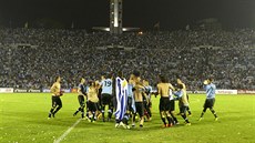 Fotbalisté Uruguaye slaví s fanou�ky postup na mistrovství sv�ta.