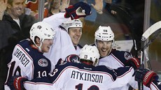 Ryan Johansen, Nikita Nikitin, Cam Atkinson a David Savard (zleva) slaví gól...