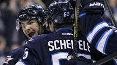 Michael Frolík slaví s Markem Scheifelem, spoluhráem z Winnipegu, svj gól...