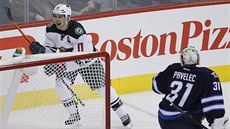 Ond�ej Pavelec z Winnipegu je p�ekonán, postaral se o to Zach Parise.