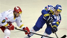 Jan Peterek (v bílém) z Tince svádí souboj s Jakubem Koreisem z Komety.