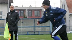 Petr Rada (vlevo) vede trénink fotbalové Jihlavy.