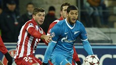 Hulk (v modrém) z Petrohradu pod tlakem obrany Atlétika Madrid.