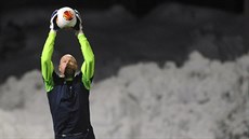 Brad Friedel, gólman Tottenhamu, se rozehrává před utkáním s Tromsö.