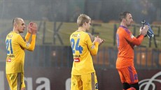 Jihlavští fotbalisté slaví se svými fanoušky výhru nad Slováckem.