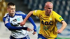 Ivo Táborský (ve �lutém) z Teplic bojuje o mí� s Danielem Odehnalem ze Znojma.