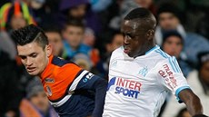 Rémy Cabella (vlevo) z Montpellieru bojuje s Benjaminem Mendym z Marseille.