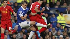 FAUL. Kevin Mirallas z Evertonu (v modrém) fauluje liverpoolského Luise Suáreze...