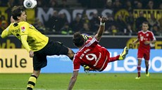 V PÁDU. Chorvatský úto�ník Bayernu Mnichov Mario Mand�uki� (v �erveném) vyslal...